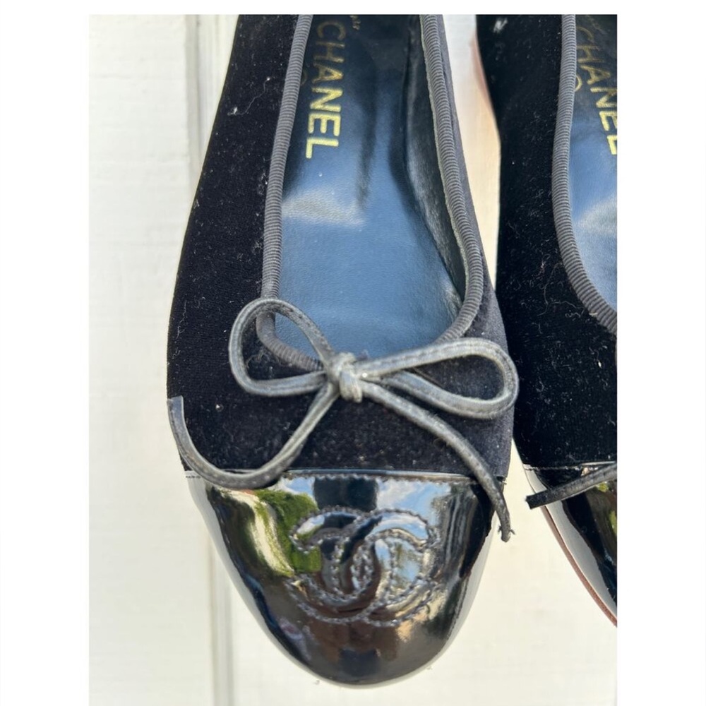 Chanel Black Velvet Ballet Flats With Patent Leather Toe, Size 36 (US 5.5 Women)